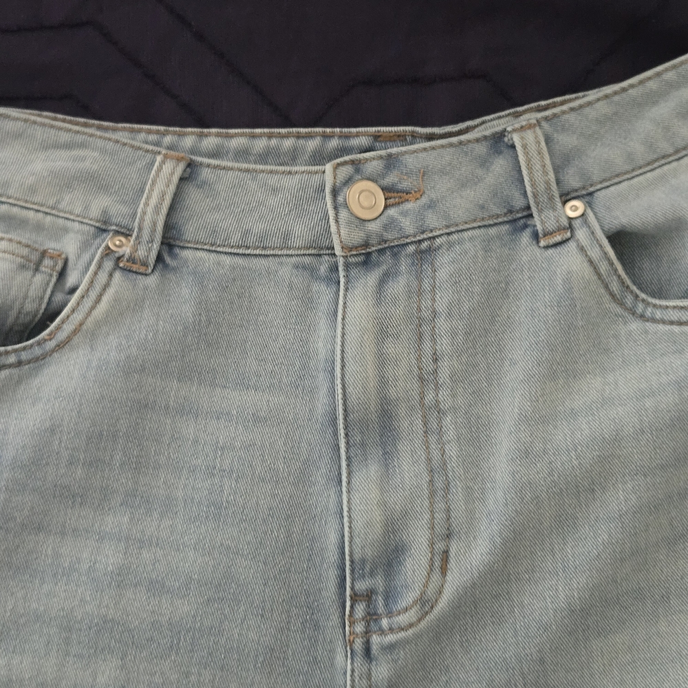 BCBG Blue Boyfriend Jeans with Classic Wash - Picture 9 of 13
